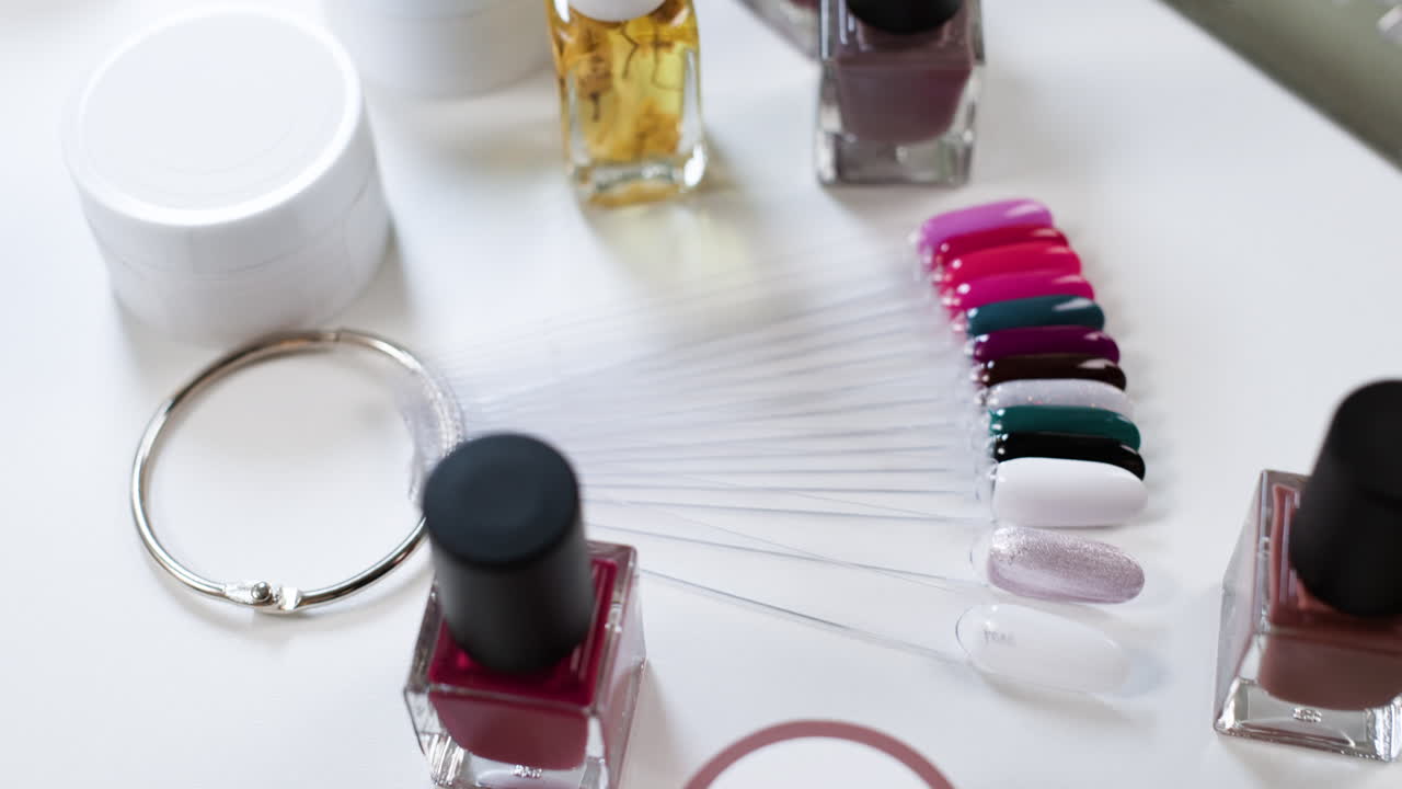 muestras de esmalte de uñas y productos de belleza