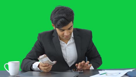 Glücklicher-Indischer-Geschäftsmann,-Der-Den-Grünen-Bildschirm-Des-Geldes-Zählt
