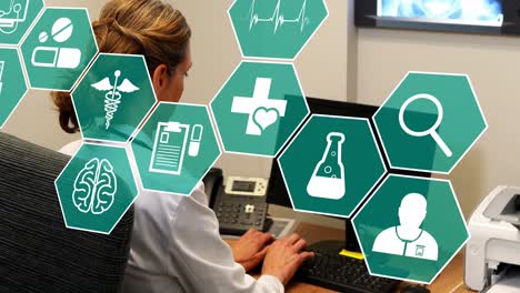 animación de iconos científicos en hexágonos sobre una trabajadora de laboratorio caucásica usando una computadora