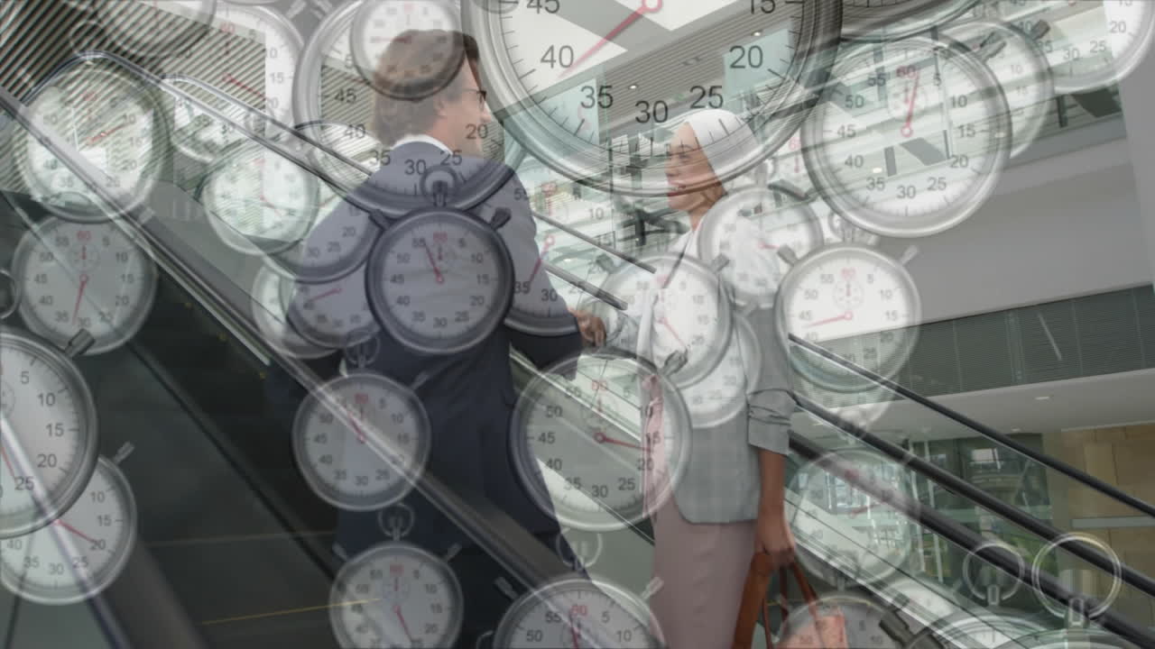 스워치 애니메이션 비즈니스 사람들이 에스컬레이터에서 손을 흔들고