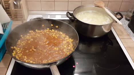 Bolognese-Sauce-Zum-Abendessen-Kochen