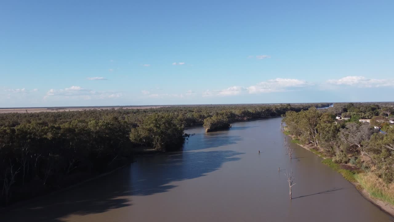 dron volando sobre un río en australia cerca de una pequeña ciudad de campo