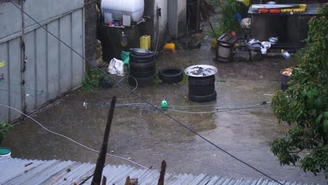 在大雨中,家人把所有东西都留在院子里, 回到里面, 一切都被遗弃了, 即使是洗衣服