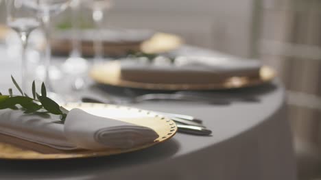 mesa decorada para cena de boda 17
