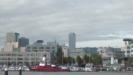 Alameda-Marina-Square,-Meerblick-Auf-Die-Innenstadt-Von-Oakland,-Rotes-Boot,-Zeitraffer