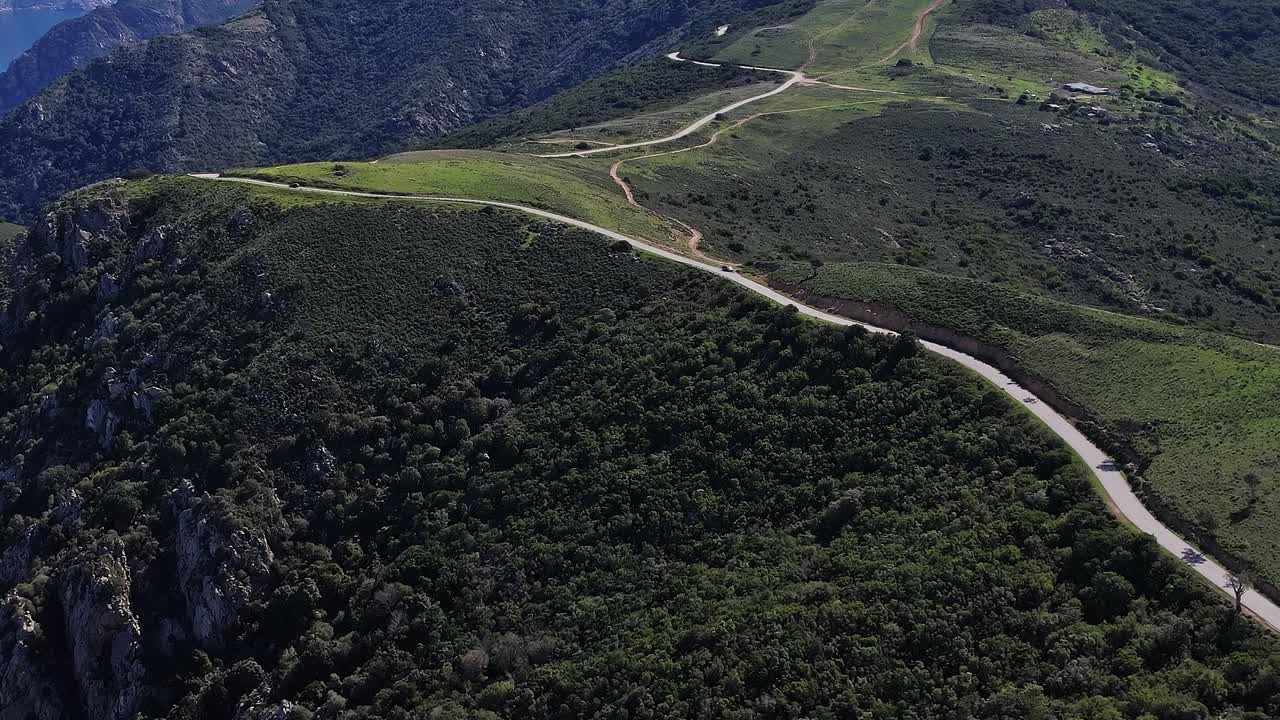 Vista de la carretera serpenteante a través de las montañas en Córcega, Francia