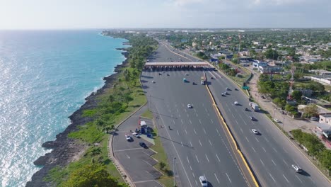 Peaje-Autopista-Las-Americas,-Las-Americas-Highway-Toll-Booth-In-Santo-Domingo,-Dominican-Republic