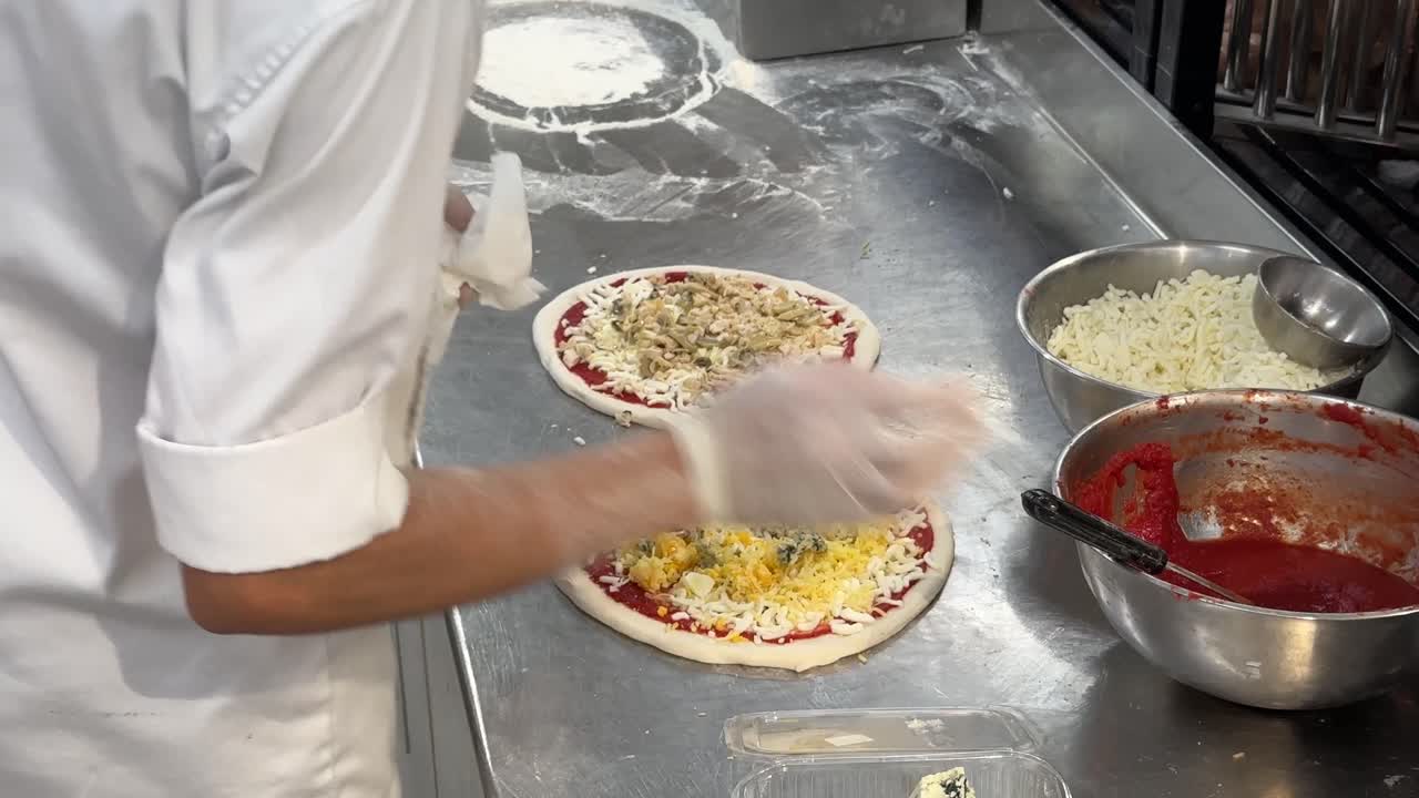 la pizza está hecha con material de ingredientes frescos y horneada en un horno de fuego caliente por un chef experto en asia medio oriente en qatar