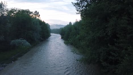 Schöne-Aussicht-Auf-Den-Fluss-Mit-Bäumen-Nach-Regenfall-An-Einem-Bewölkten-Sommertag