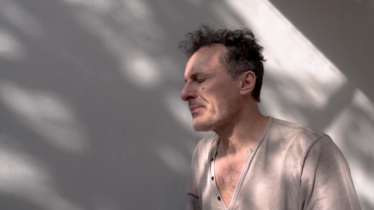 hombre adulto solitario en la pared ingeriendo una pastilla antidepresiva