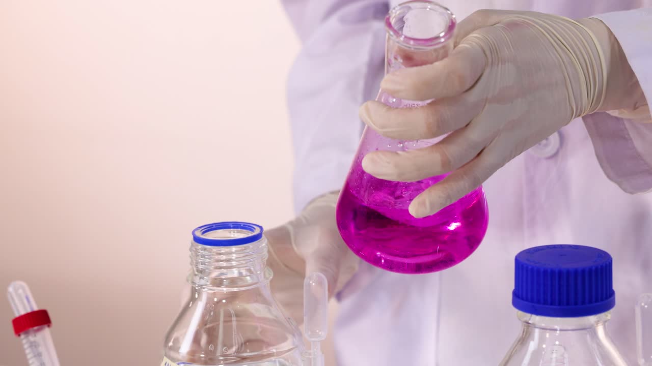 científico realizando un experimento de química