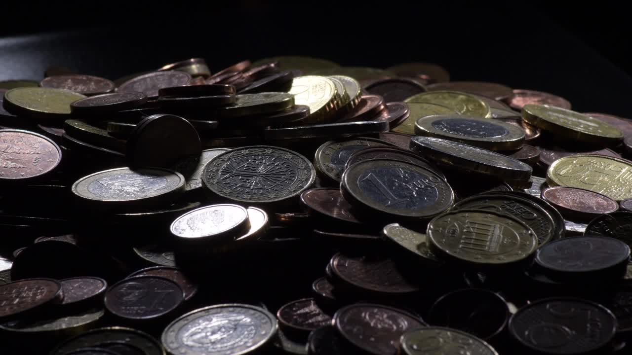 montaña de diferentes monedas de euro utilizadas para girar
