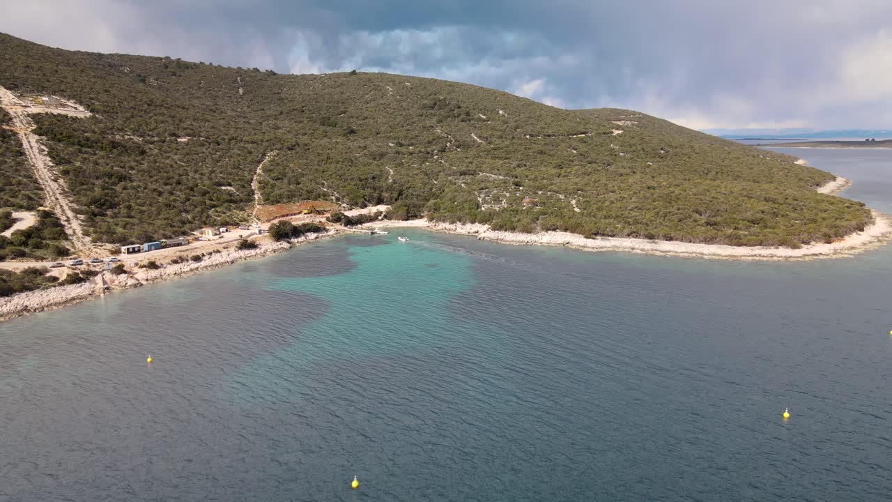 lancha acercándose al muelle