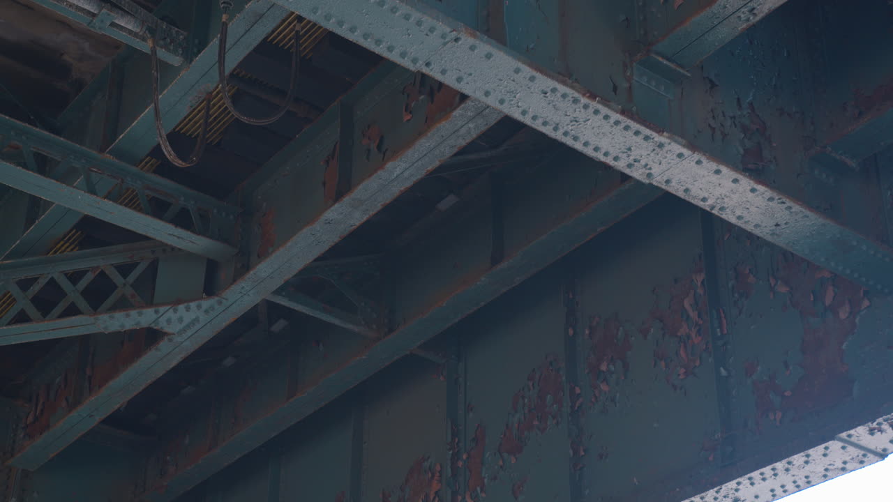 뉴욕 의 상승 된 지하철 역 의 아래쪽 을 가 ⁇ 게