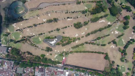 Vista-Aérea-De-Arriba-Hacia-Abajo-Del-Enorme-Campo-De-Golf-De-La-Ciudad-De-Magelang