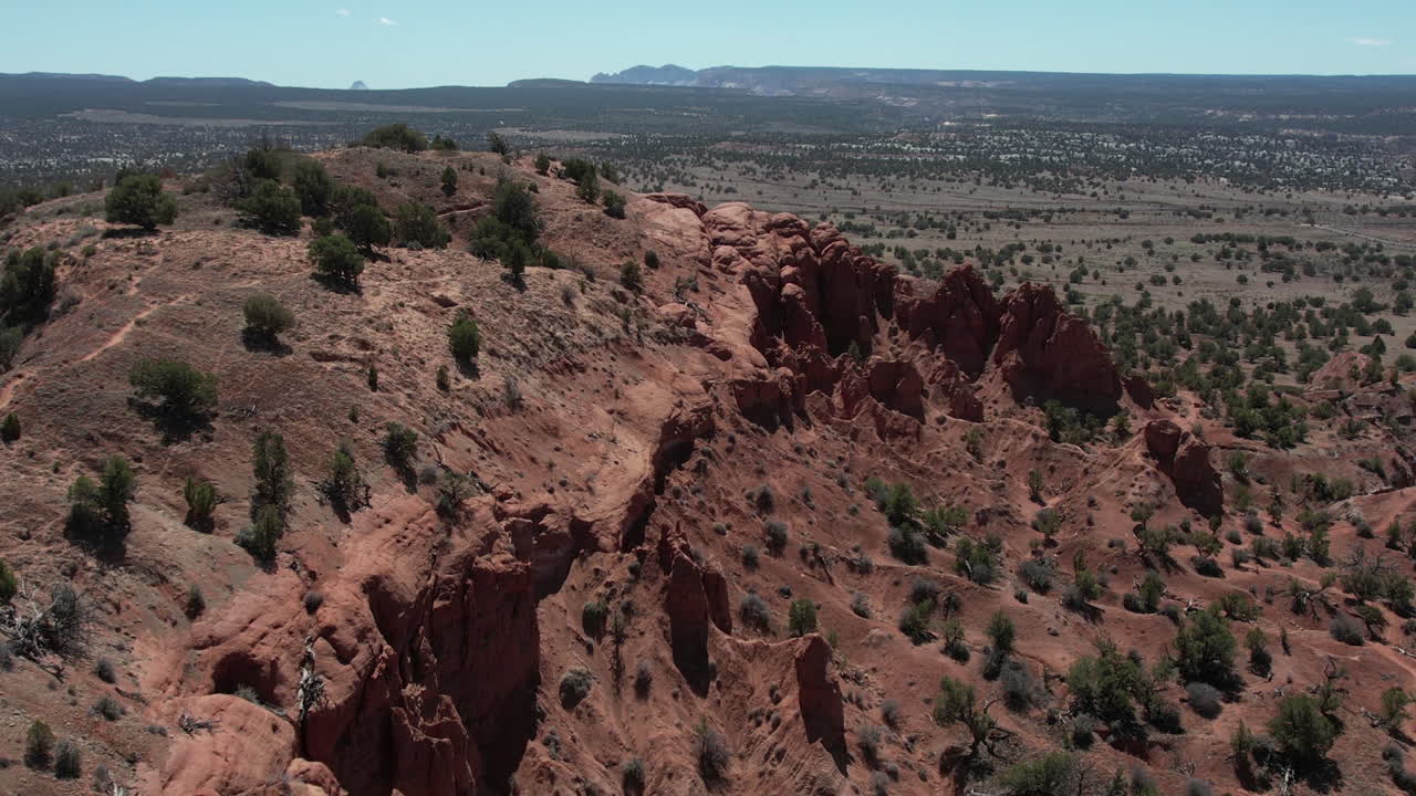 volando por encima de formaciones rocosas rojas y colinas en el parque estatal de la cuenca de kodachrome, utah, ee.uu., vista aérea de avión no tripulado