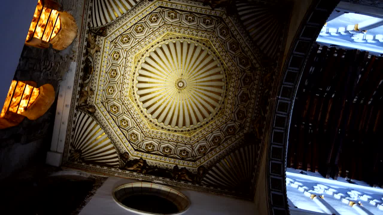 el interior de una sinagoga de santa maría la blanca.