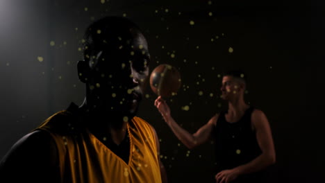 animación de puntos móviles sobre diversos jugadores de baloncesto masculinos jugando con baloncesto
