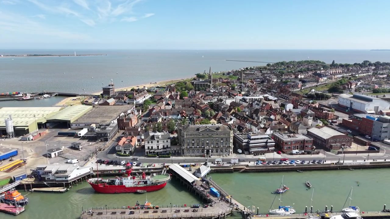 Havnekaj i Harwich, Storbritannien. Droneoptagelse af havnebyen med gamle fyrtårne og fortøjede skibe.