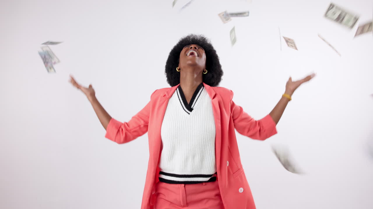 Una donna celebra il successo con soldi che le cadono intorno
