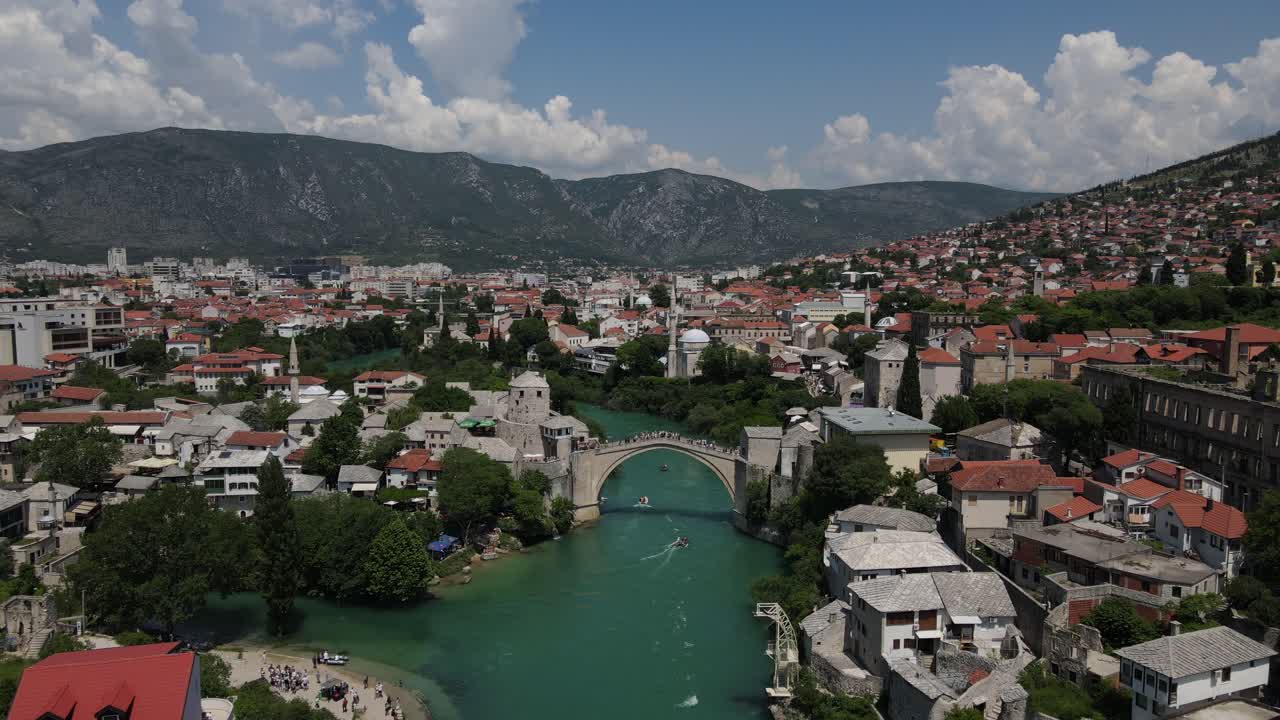 vista de drones de deportes acuáticos en el río en la ciudad de mostar, un ejemplo de arquitectura otomana en bosnia