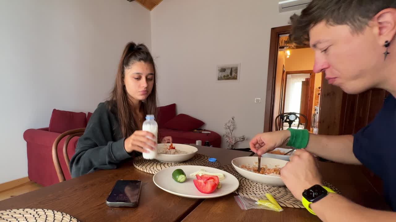 pareja comiendo en casa