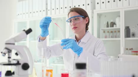 mujer científica que trabaja en un laboratorio