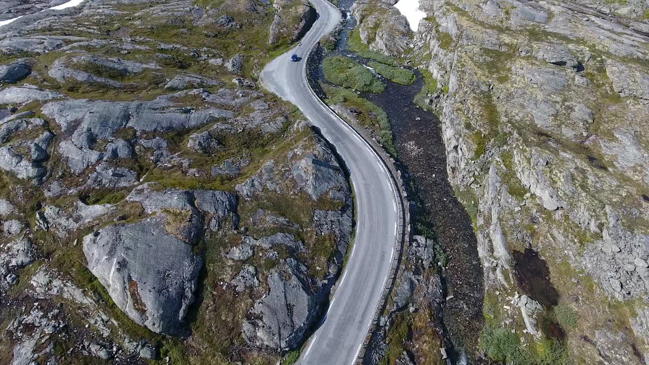 vista aérea de la montaña y el camino a dalsnibba, paisaje de primavera, noruega