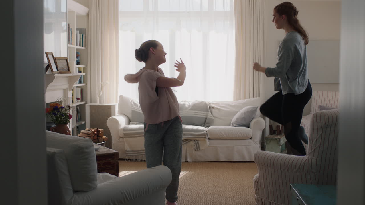 행복한 십대 소녀들이 집에서 춤을 추고 가장 친한 친구들이 재미를 즐기고  ⁇ 키 댄스 동작을 즐기고 휴가 주말을 집에서 파자마를 입고 축하합니다.