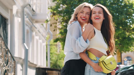 dos mujeres felices posando en la calle