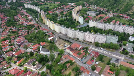 toma de paralaje de un hermoso barrio con pisos y casas