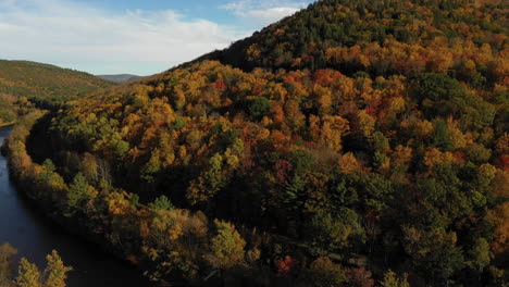 Beautiful-fall-autumn-leaves-colorful-mountain-vista-aerial-in-new-england-USA