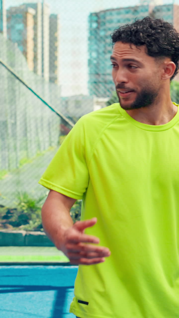 Uomo che gioca a padel e si scambia il pugno su campo all'aperto