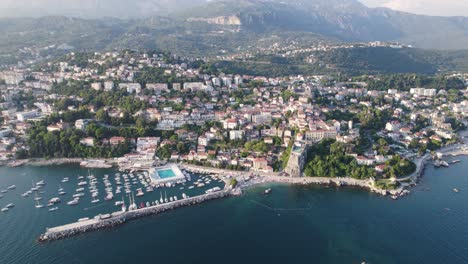 Ciudad-Costera-De-Herceg-Novi-Debajo-Del-Monte-Orjen-Y-En-La-Costa-Adriática,-Aérea