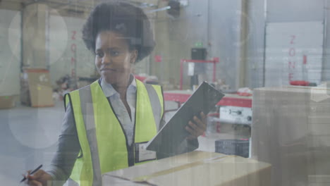 animación del procesamiento de datos financieros sobre una mujer afroamericana que trabaja en un almacén