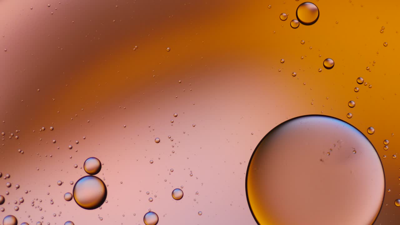 물 위에 떠다니는 기름방울의 다채로운 예술적.