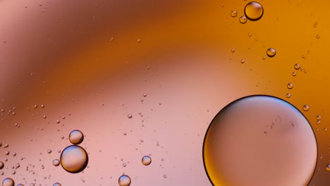 artístico colorido de gota de aceite flotando en el agua.