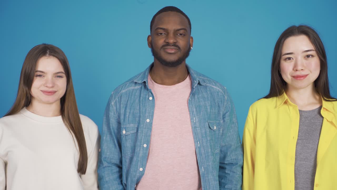 tres lindos amigos multiétnicos felices y sonrientes. concepto de raza y etnia diferente.
