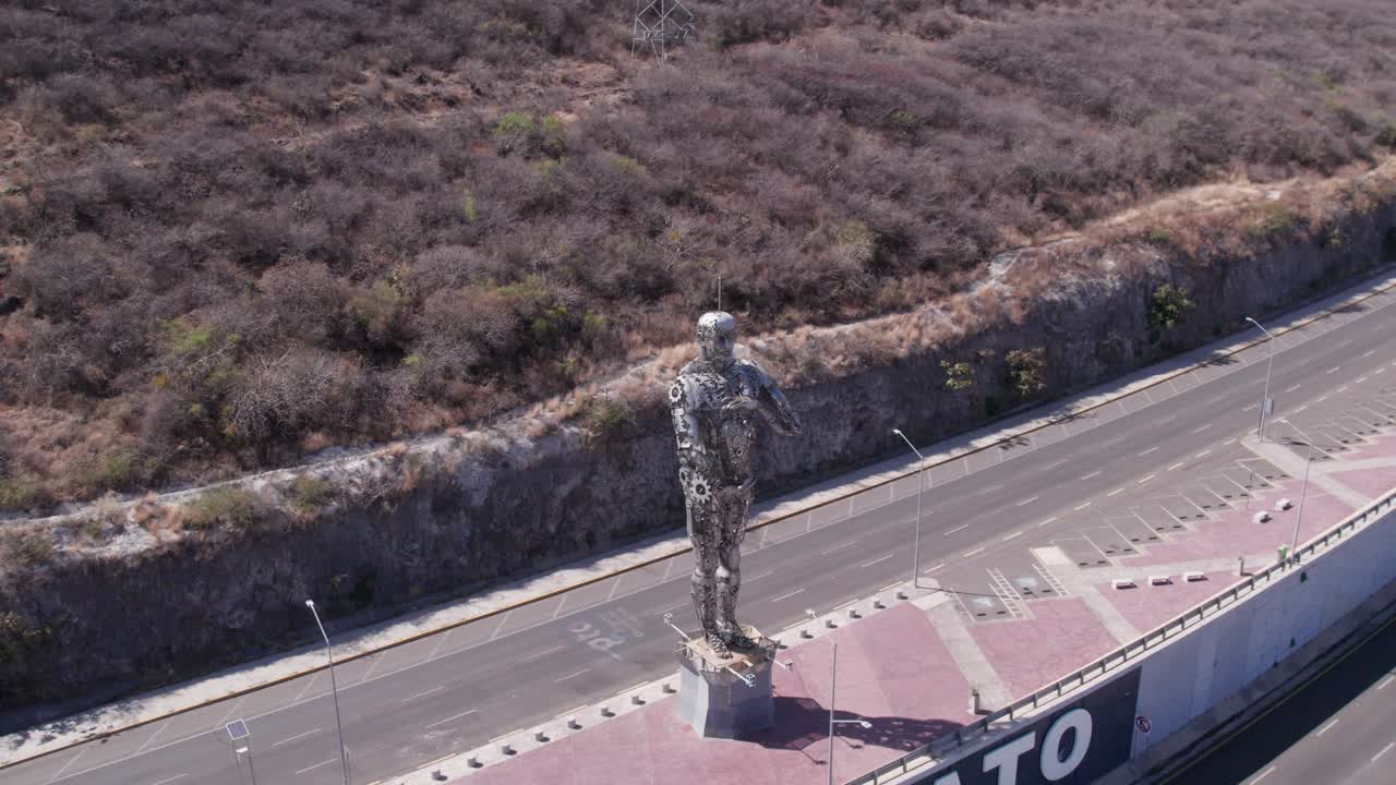 도시를 지켜보는 강철의 거인