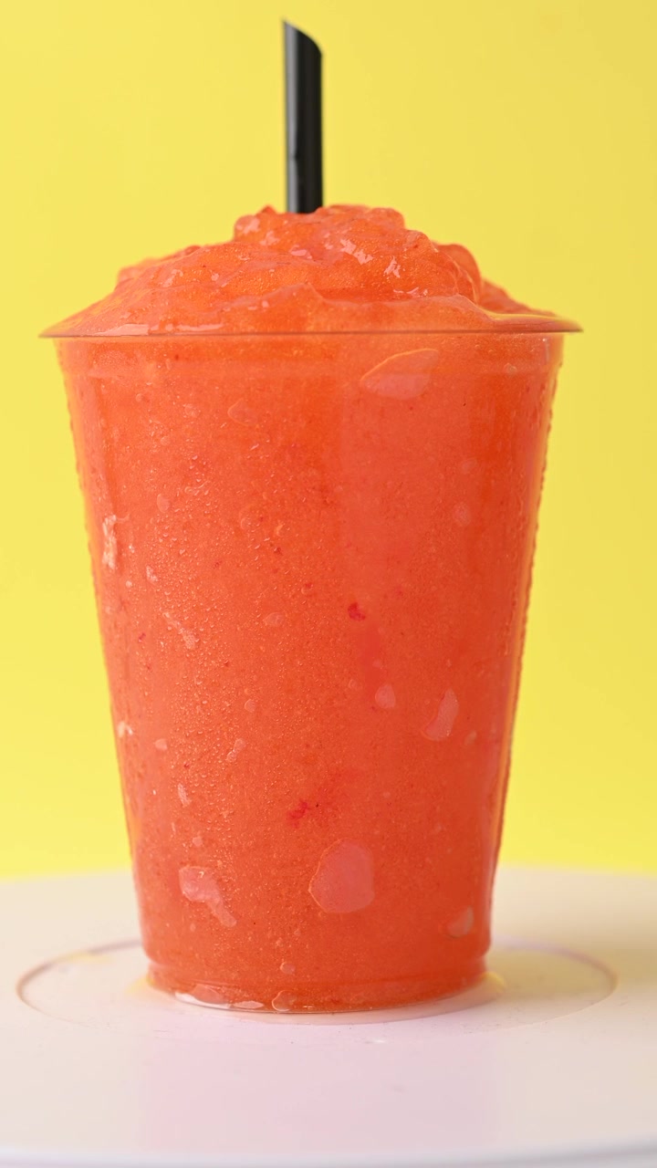 Granita all'arancia su sfondo giallo che gira