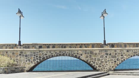 Postes-De-Luz-Y-Antigua-Pasarela-De-Piedra-Cerca-De-La-Costa-De-La-Isla-De-Tenerife