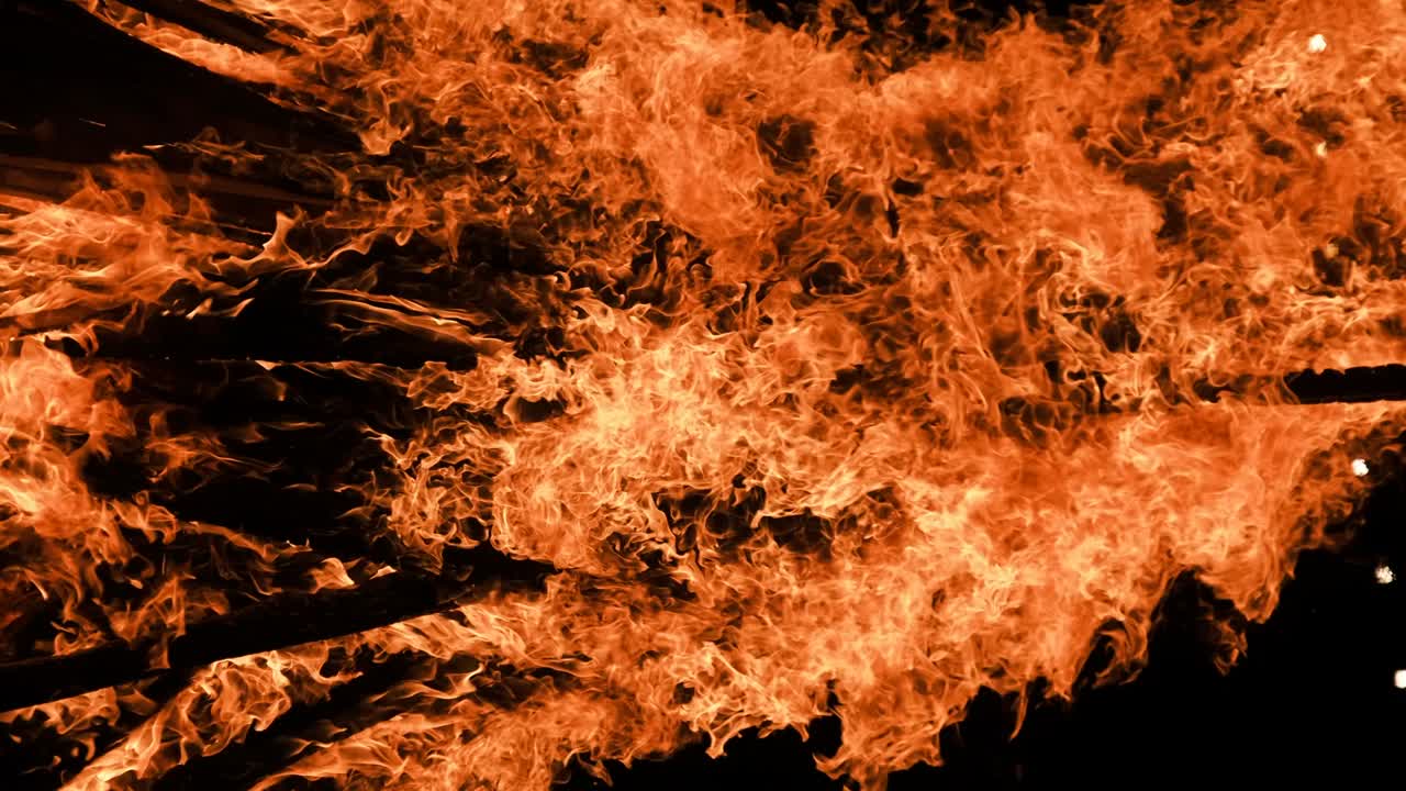 자연의 검은색 배경에서 밤에 똑바로 불타는 비디오