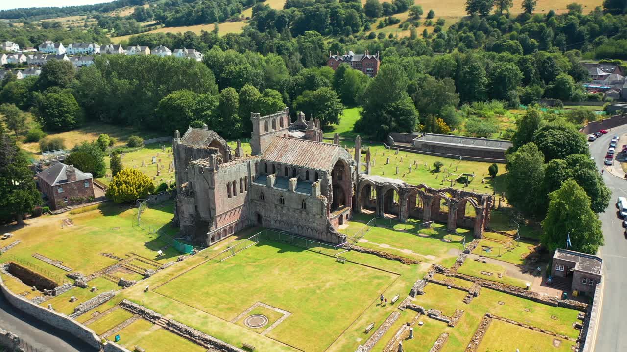 스코틀랜드의 국경 지역에 있는 멜로즈 사원의 유적의 공중 사진
