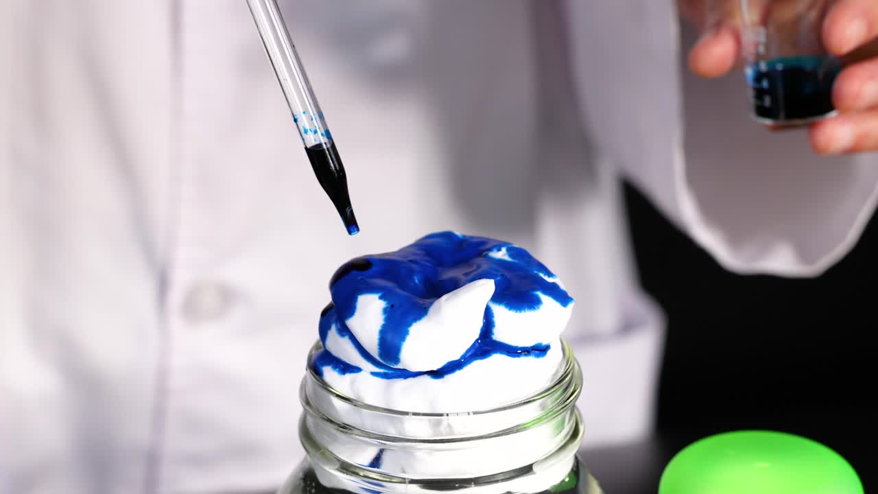 demostrando la difusión del color en la crema de afeitar