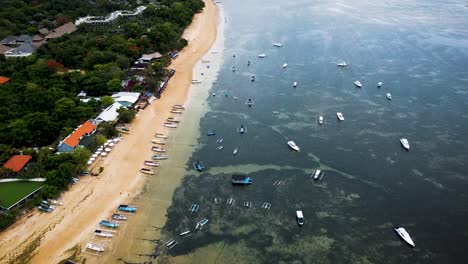 Wunderschöne-Drohnenaufnahmen-Vom-Strand-Von-Sanur-Auf-Bali