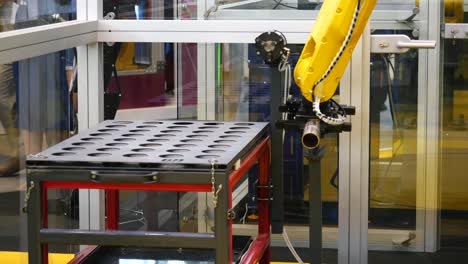 tubo de manipulación de brazo robótico en un entorno de fabricación