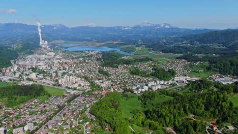 Lago-Velenje-Con-Central-Eléctrica-De-Carbón-En-Segundo-Plano.