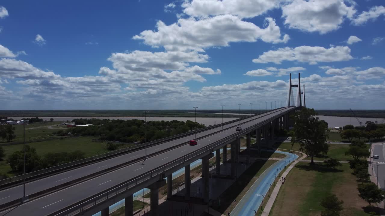 11월의 화창한 아침에 차들이 물 위의 다리를 건너고 있다