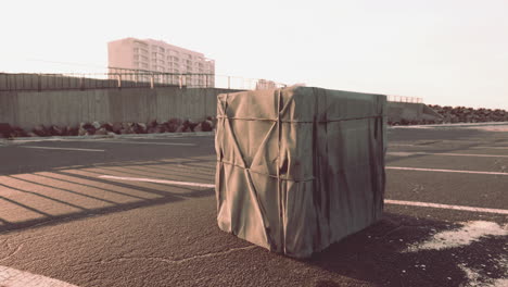 caja de embalaje envuelta en un estacionamiento vacío