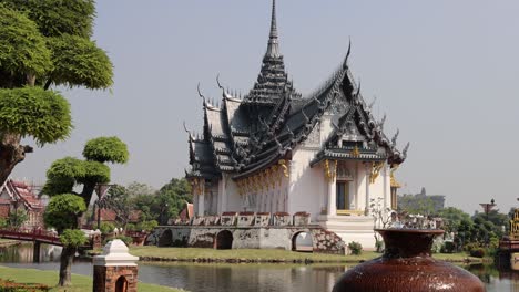 time-lapse de un templo con sombras cambiantes